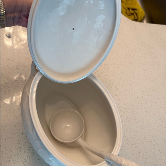 Lenox White Serveware Tureen - Picture 5 of 5